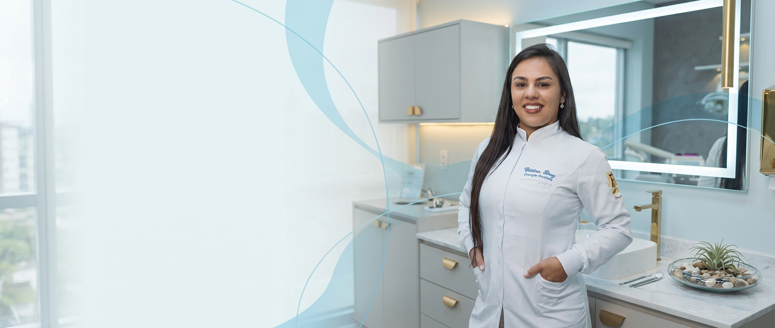 Dra. Cristina Braz sorrindo em seu consultório odontológico